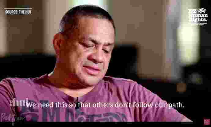 '네버 어게인' 캠페인 동영상 중. 시설 내 인권침해 피해자가 "(정부의 진상규명이) 필요한 이유는 다른 사람들이 우리와 같은 일을 겪지 않도록 하기 위해서다"라는 이야기를 하고 있다. 유튜브 화면 갈무리.