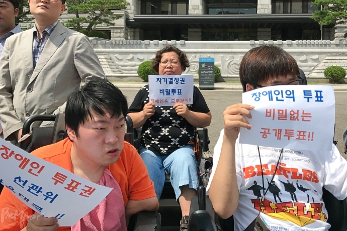 기자회견 참석자들이 기자회견 참석자들이