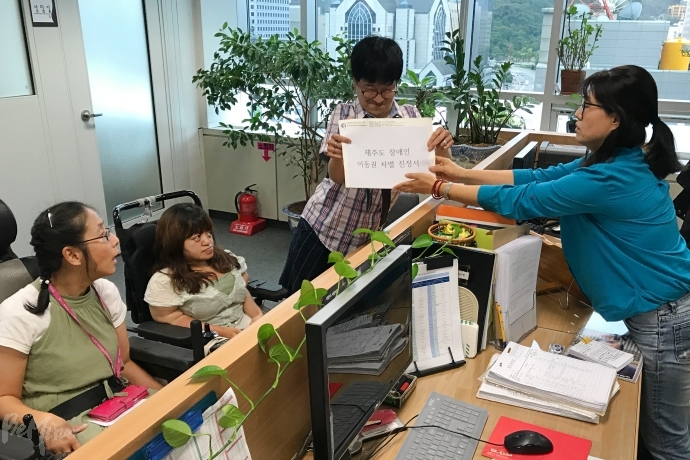 인권위에 진정서를 접수하고 있는 모습.