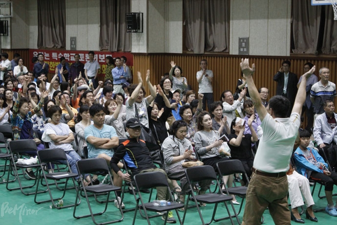 '공진초에 특수학교 설립은 안 된다'는 특수학교 설립 반대추진 비상대책위원회 위원장의 발언에 환호하는 반대 측 주민들