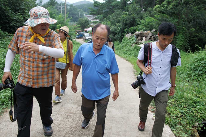 선감도 길을 둘러보고 있는 김춘근 씨. 사진 가운데.