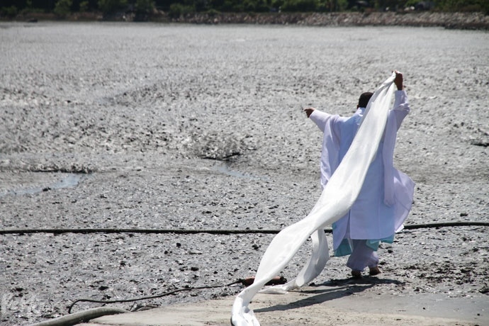 지난 5월 27일 경기도 안산시 선감도에서 열린 선감학원 희생자 추모제. 이곳이 선감학원의 원생들이 섬에 잡혀와 처음 도착한 선착장 자리다.