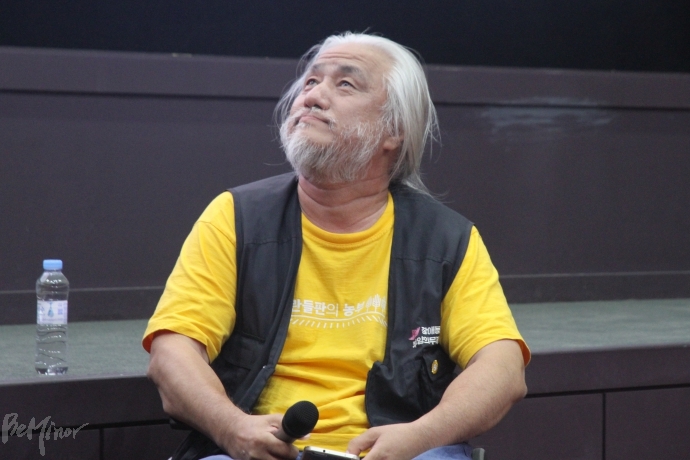 GV도중 답변을 생각하고 있는 박경석 교장 GV도중 답변을 생각하고 있는 박경석 교장