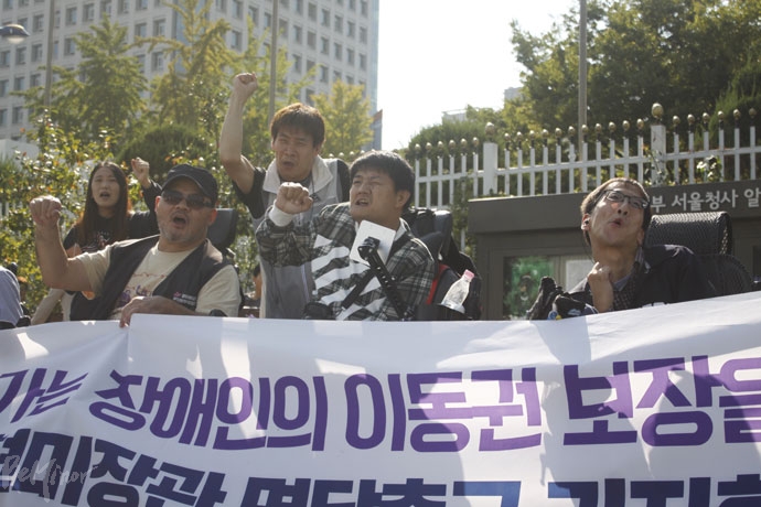 전국장애인차별철폐연대는 21일 오후 2시 정부서울청사 앞에서 기자회견을 열고 장애인 이동권 보장을 요구하며 김현미 국토교통부 장관에게 면담을 요청했다. 