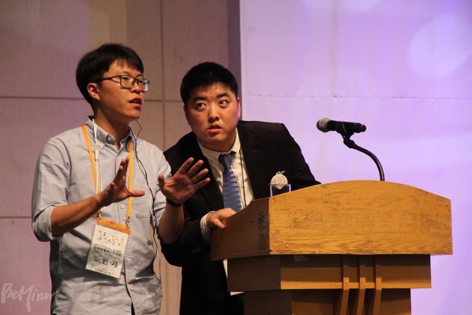 작년 경남에서 열린 피플퍼스트대회에서 김정훈 한국 피플퍼스트 전국위원장(오른쪽)이 조력자와 대화를 나누고 있다. 작년 경남에서 열린 피플퍼스트대회에서 김정훈 한국 피플퍼스트 전국위원장(오른쪽)이 조력자와 대화를 나누고 있다.