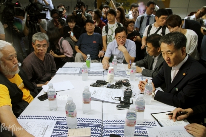 지난 8월 25일 박능후 복지부 장관(사진 맨 오른쪽)이 광화문 지하농성장을 방문한 자리에서 장애등급제·부양의무제·장애인수용시설 폐지를 위한 민관협의체 구성에 합의했다.