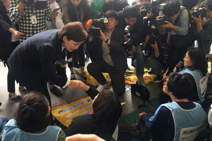 김현미 국토부 장관(맨 왼쪽)이 29일 고속버스터미널에서 대시민 선전전 중인 전장연 회원들을 만나고 있는 모습.