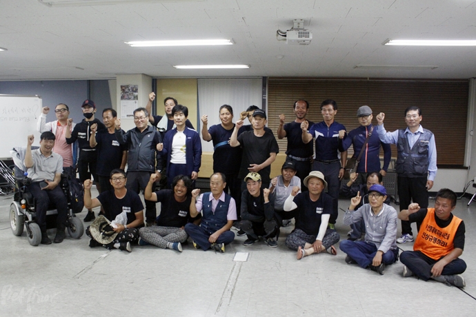 형제복지원 피해생존자와 선감학원 피해생존자가 함께 찍은 단체사진.