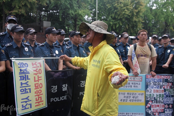 형제복지원 피해생존자가 청와대 앞 길목을 가로막은 경찰에게 길을 터줄 것을 호소하고 있다.