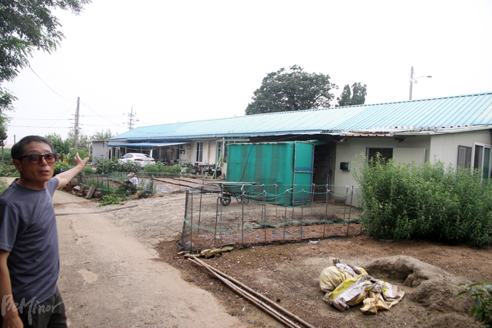 선감학원 원생들이 생활하던 기숙사 건물 일부는 현재 그대로 남아 있다. 이대준 씨가 그 건물을 가리키며 당시 생활상을 설명하고 있다.