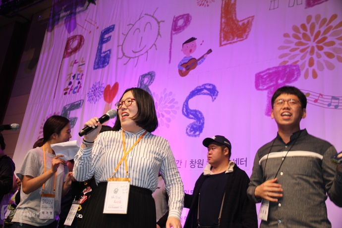 2016년 10월 창원에서 열린 한국 피플퍼스트대회에서 발언하고 있는 문윤경 씨.