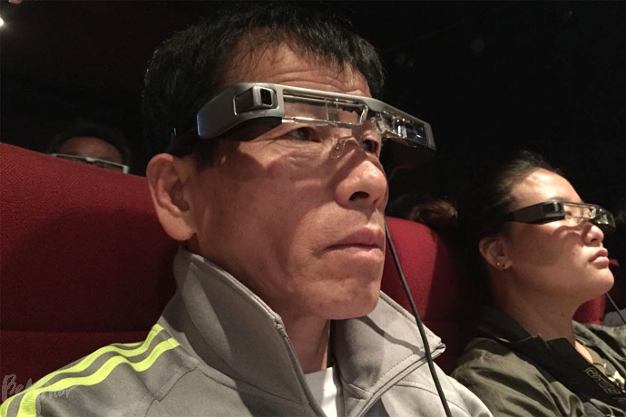엡손이 제작한 스마트 안경을 쓰고 영화를 관람하는 청각장애인. 이를 착용하면 청각장애인의 경우 자막과 한국 수어를 통해 영화를 관람할 수 있다. 이어폰 꽂는 곳도 있어 시각장애인은 화면 해설을 들을 수 있다. 엡손이 제작한 스마트 안경을 쓰고 영화를 관람하는 청각장애인. 이를 착용하면 청각장애인의 경우 자막과 한국 수어를 통해 영화를 관람할 수 있다. 이어폰 꽂는 곳도 있어 시각장애인은 화면 해설을 들을 수 있다.