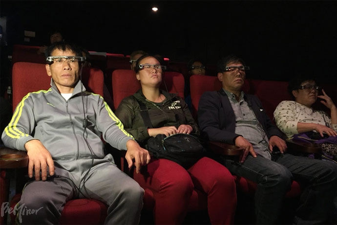 13일, 서울 강남구 이봄씨어터에서 시·청각장애인 영화 관람권 소송에 대한 현장검증이 진행됐다. 비공개로 진행된 법원 현장검증 후 장애계는 시연회를 열어 화면해설·자막 제공에 관한 보조기술을 설명하는 자리를 마련했다. 이날 시연회에서 청각장애인들이 스마트 안경을 쓰고 영화를 관람하고 있다. 13일, 서울 강남구 이봄씨어터에서 시·청각장애인 영화 관람권 소송에 대한 현장검증이 진행됐다. 비공개로 진행된 법원 현장검증 후 장애계는 시연회를 열어 화면해설·자막 제공에 관한 보조기술을 설명하는 자리를 마련했다. 이날 시연회에서 청각장애인들이 스마트 안경을 쓰고 영화를 관람하고 있다.