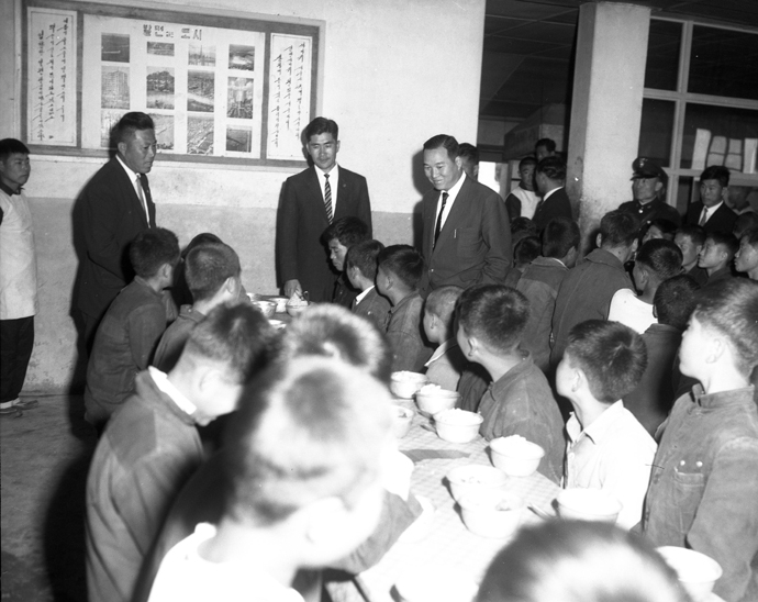 박태원 경기도지사(재임기간 1964 ~ 1968)가 선감학원을 방문해 원생들이 식사하는 모습을 바라보고 있다. (사진제공 : 정진각 안산지역사연구소 소장)