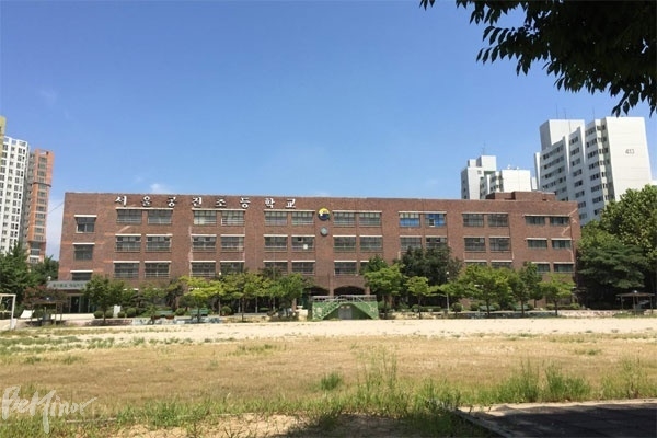 마곡으로 이전하면서 현재는 폐교된 가양동 (구)공진초등학교 마곡으로 이전하면서 현재는 폐교된 가양동 (구)공진초등학교