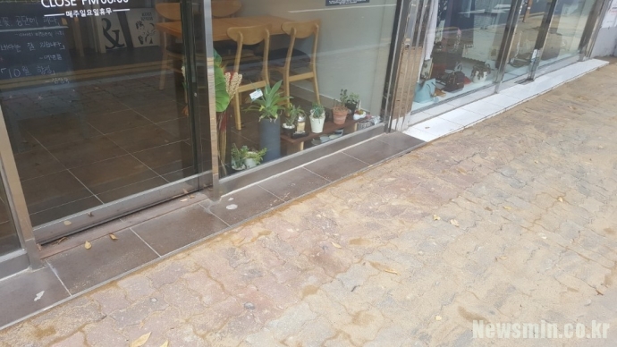 턱이 사라진 ‘호두책방’ 출입구(사진=호두책방 제공)