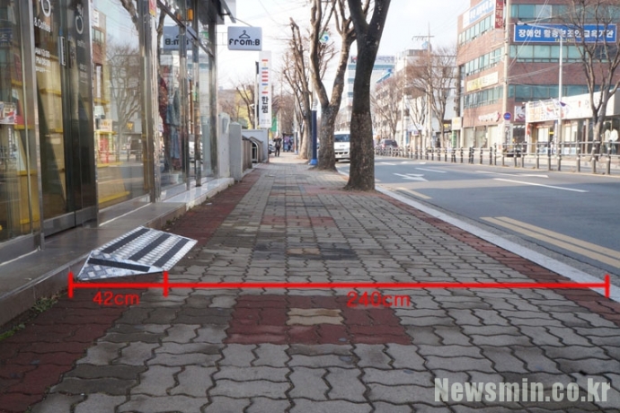 지난 3월, ‘호두책방’ 앞 지난 3월, ‘호두책방’ 앞