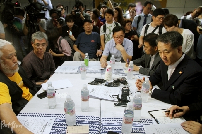 지난 8월 25일 박능후 복지부 장관(사진 맨 오른쪽)이 광화문 지하농성장을 방문한 자리에서 장애등급제·부양의무제·장애인수용시설 폐지를 위한 민관협의체 구성에 합의했다.