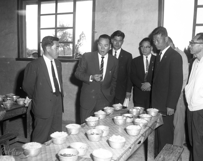 박태원 경기도지사(재임기간 1964 ~ 1968)가 선감학원을 방문해 원생들이 식사하는 식당을 시찰하고 있다. (사진제공 : 정진각 안산지역사연구소 소장)