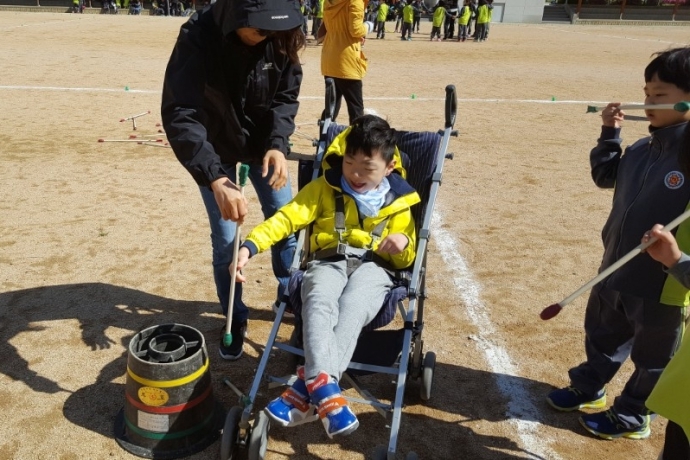 친구들과 함께 운동회에 참석한 준영이. 서보림 씨 제공.