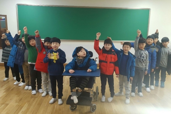 학예회에서 발표를 하고 있는 준영이. 서보림 씨 제공.