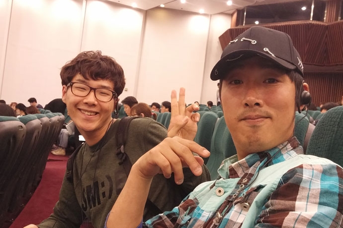 지난 5월, '피플퍼스트 뉴질랜드 활동가 및 조력자 초청강연회'에서 유정우 씨(오른쪽) (사진 제공:은평장애인자립생활센터)