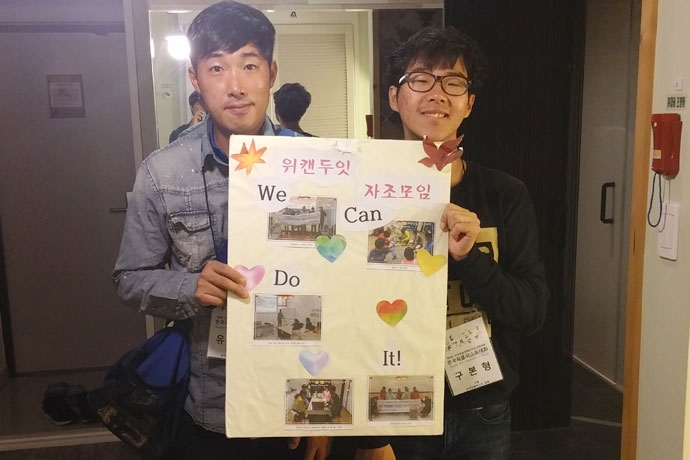 은평장애인자립생활센터 자조모임 ‘위캔두잇’에서 만든 피켓과 함께. 유정우 씨는 ‘위캔두잇’ 리더로 활동하고 있다 (사진 제공:은평장애인자립생활센터)