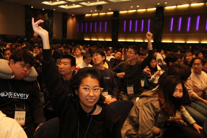 제5회 한국피플퍼스트대회가 27일 중소기업중앙회관에서 열렸다. 이날 진행된 주제발표에서 참가자들이 손을 들고 질문을 하고 있다.