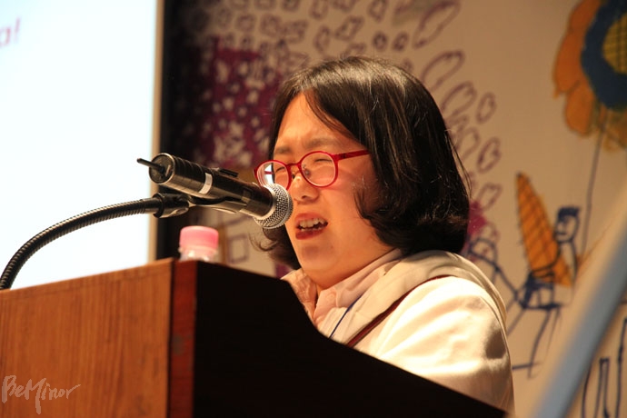 문윤경 씨가 과거 학교폭력을 당한 경험을 말하며 울컥하고 있다.