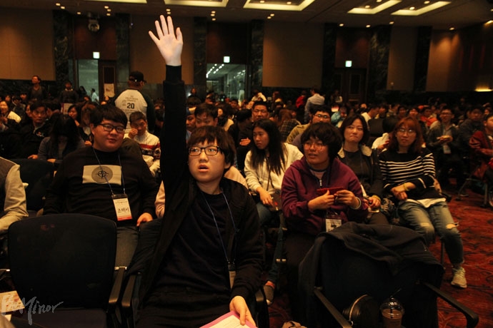 제5회 한국피플퍼스트대회가 27일 중소기업중앙회관에서 열렸다. 이날 진행된 주제발표에서 참가자들이 손을 들고 질문을 하고 있다.