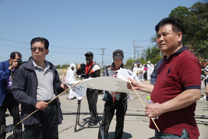 지난 5월 말, 선감학원 희생자 추모제에서 한일영 씨(오른쪽).