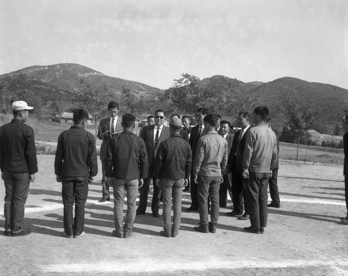 박태원 경기도지사(재임기간 1964 ~ 1968)가 선감학원을 방문해 원생들 일부를 사열하고 있다. (사진제공: 정진각 안산지역사연구소 소장)