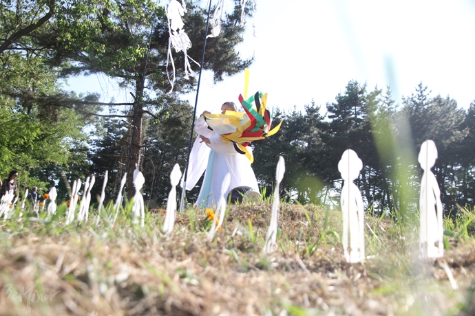 지난 5월 27일 선감도에서 열린 선감학원 희생자 추모제에서 원생들이 암매장된 터에 이들을 추모하는 종이인형이 세워져 있다.