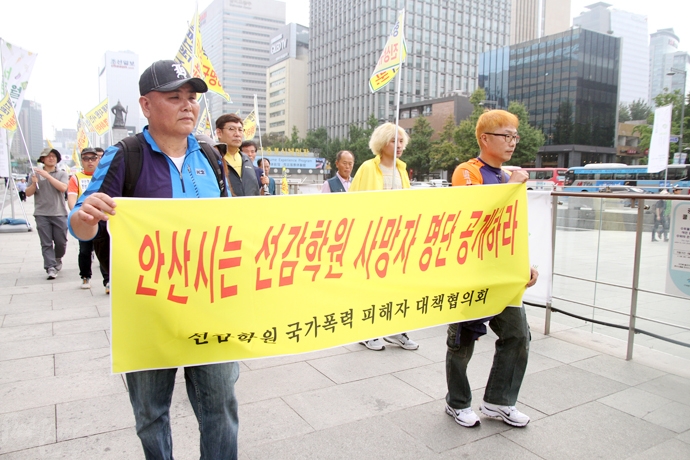 '형제복지원 특별법 제정을 위한 국토대장정'이 마무리되는 날인 지난 9월 27일, 한일영 씨(사진 왼쪽)도 이 자리에 함께해 선감학원 피해 진상규명을 요구했다.