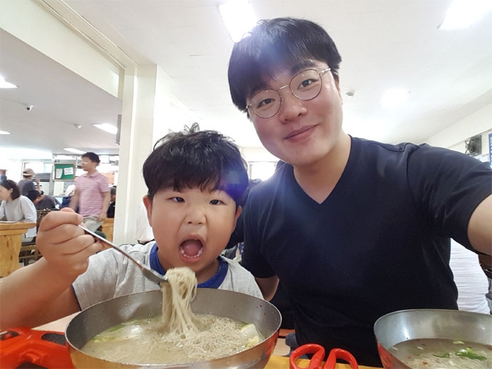 내 붕어빵 아들과 함께. (사진 제공 : 허신행) 내 붕어빵 아들과 함께. (사진 제공 : 허신행)