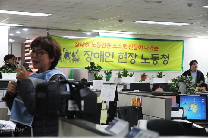 중증장애인과 장애인자녀를 둔 부모 100여 명이 중증장애인의 노동권 보장을 촉구하며 한국장애인고용공단 서울지사 무기한 점거 농성을 선포했다. 중증장애인과 장애인자녀를 둔 부모 100여 명이 중증장애인의 노동권 보장을 촉구하며 한국장애인고용공단 서울지사 무기한 점거 농성을 선포했다.