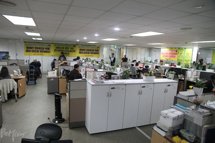 전국장애인차별철폐연대, 전국장애인부모연대는 21일 장애인 노동권 보장을 촉구하며 한국장애인고용공단을 점거했다. 전국장애인차별철폐연대, 전국장애인부모연대는 21일 장애인 노동권 보장을 촉구하며 한국장애인고용공단을 점거했다.