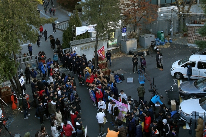 수능날 아침, 수험생 응원을 위해 학교 앞에 몰린 인파. 사진출처 flickr 수능날 아침, 수험생 응원을 위해 학교 앞에 몰린 인파. 사진출처 flickr