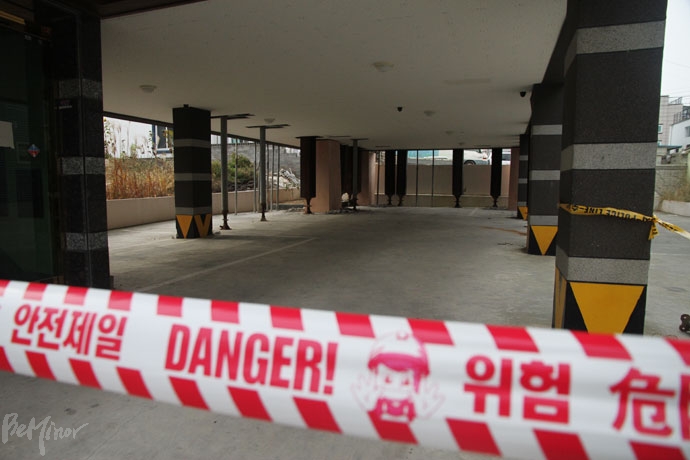 포항시 북구 장성동의 한 빌라. 뇌병변장애인 한우진 씨가 사는 빌라 옆 건물은 이번 지진으로 크게 훼손되어 철근 지지대로 건물을 받치고 있는 상태다. 