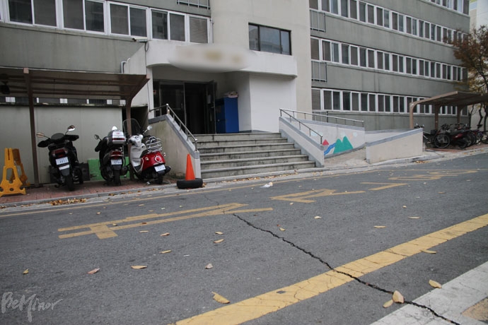 근육장애인 이현호 씨가 사는 포항시 북구 ㅊ주공아파트. 지진으로 아스팔트 바닥에 커다란 균열이 일었다.