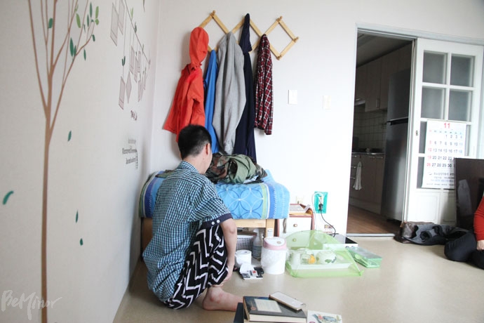 근육장애인 이현호 씨. 근육병으로 몸을 거의 움직일 수 없지만 그가 받는 활동보조 시간은 한 달 144시간이다. 