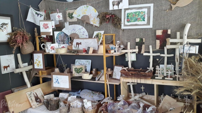 김창호 씨가 살고 있는 공동체 내에 있는 작은 카페 안의 풍경.