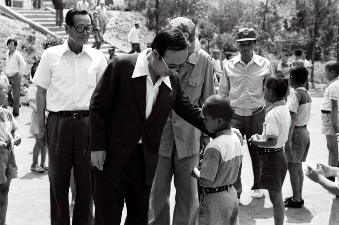 경기도 관계자 선감학원 시찰 모습. 이날에만 원생들에게 특별히 말끔한 옷을 차려입혔다. 1976년 자료사진. (사진제공 : 정진각 안산지역사연구소 소장)