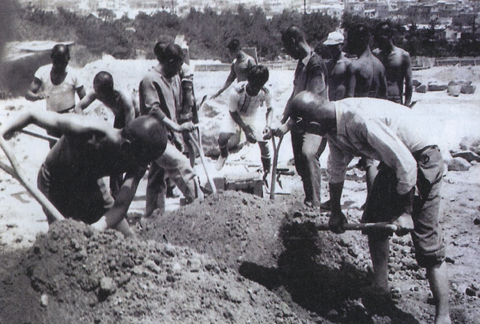 형제복지원 내의 신축 수용시설을 짓는데 원생들이 동원되어 노역을 하고 있다. (사진출처 : 형제복지원 화보집)