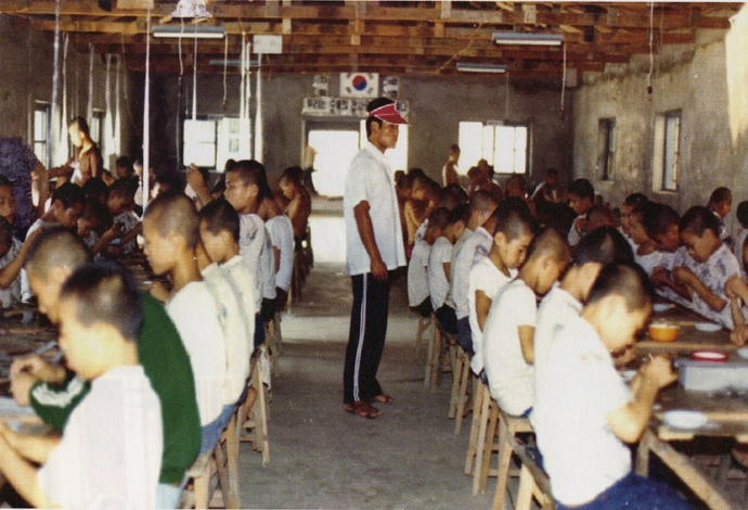 형제복지원 내 직업보도 훈련소 (사진출처 : 형제복지원 화보집)