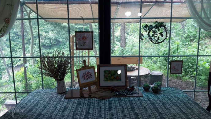 오두막 공동체 내에 있는 작은 카페의 풍경.