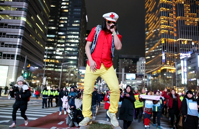 지난 1일, 전국장애인차별철폐연대 등 장애인단체가 중증장애인 노동권 보장을 요구하며 정부서울청사부터 한국장애인고용공단 서울지사까지 행진했다.