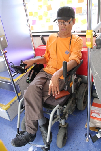 2층 광역버스에 휠체어가 탈 수는 있으나 충분한 공간이 확보되지 못헤 정면을 바라볼 수 없다. 이에 법원이 시정조치를 하라는 명령을 내렸다.