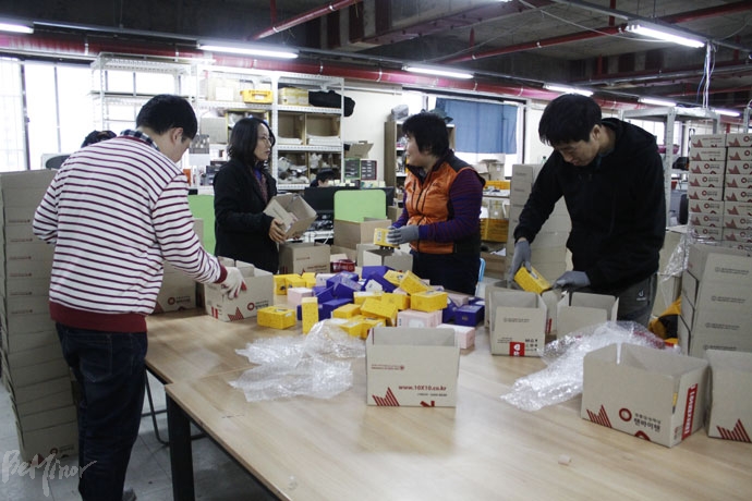 서울시 도봉구의 한 물류창고에서 잡코치(왼쪽에서 두 번째)와 함께 중증발달장애인이 일하고 있다. 서울시 도봉구의 한 물류창고에서 잡코치(왼쪽에서 두 번째)와 함께 중증발달장애인이 일하고 있다.