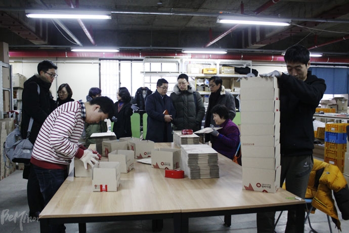 지난 14일, 이알찬 커리어플러스센터 센터장과 김남연 전국장애인부모연대 서울지부장의 안내로 고용노동부와 한국장애인고용공단이 ‘선(先)배치 후(後)지원’이 시행되고 있는 텐바이텐 물류창고에 방문해 발달장애인 노동 현장을 둘러보고 있다. 지난 14일, 이알찬 커리어플러스센터 센터장과 김남연 전국장애인부모연대 서울지부장의 안내로 고용노동부와 한국장애인고용공단이 ‘선(先)배치 후(後)지원’이 시행되고 있는 텐바이텐 물류창고에 방문해 발달장애인 노동 현장을 둘러보고 있다.